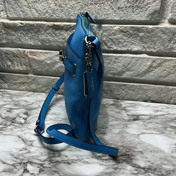 Coach 36501 Swagger Swingpack in Polished Pebble Leather Silver/Azure In EUC - Picture 4 of 16